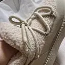 이쁜색상의 베이지이네요 사이즈업하니  두꺼운양말 기능할