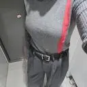 겨울 옷이 다 어두운데 새빨강 줄이 포인트가 되어 너무