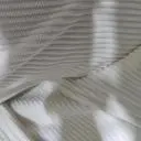 허리부분 단추를 뒤쪽으로 옮겨서 입었어요.
더 라인이 