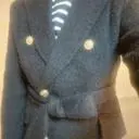 헤어리한 코트라서 굉장히 따뜻해요
짙은 네이비색에 금장