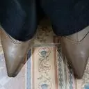 지퍼가 뒷쪽이라 신을때 조금 불편하지만  이쁘고 너무 