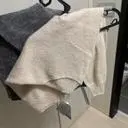 원단이 까끌거릴줄 알았늨데 너무 좋아요 핏도 이뻐요
그