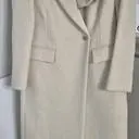 크림컬러라  부담스럽지않게 입을수있고   조금  무게감