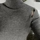 소재가 굉장히 따뜻한 겨울용 폴라예요. 디자인도 독특하