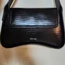 격식있는 자리에 들고가면 손색없는 가방이에요
너무 고급