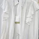 프릴이 풍성하고 우아합니다. 어깨선 따라 레이어드된 플