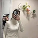 이너로 입기 좋을만한 얇은 목티입니다 비침은 생각보다 