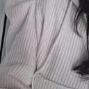 크림색은 처음 구입해봤는데 겨울철 어두운 외투에 함께 