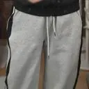 천이 두텁고 빳빳해서 두꺼운데도 핏이 살아난답니다
한겨