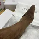 스웨이드라서.부드럽고.고급스러워요.
청바지에잘어울릴듯해