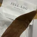 스웨이드라서.부드럽고.고급스러워요.
청바지에잘어울릴듯해