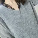 너무 부드럽진 않고 맨살에 입으면 예민하신분들은 까끄러