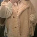 크고 풍성해서 두꺼운 옷 위에 걸치기 좋아요.
생각보다