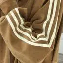 팔에 삼선과 어깨 날개가 포인트로 넘 이뻐요~~~♡♡♡