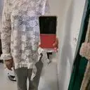 라방보면서 너무 예뻐 얼른 주문했어여. 티와 같이입으려