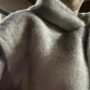 포닥폭닥 한 소제에 어깨 라인과 옆 셔링이
 몸을 착 