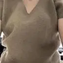 길이감도 적당하고 과하지 않은 목파임과 전체적인 핏감 