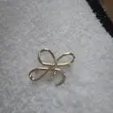 깔끔하며서 포인트 되는 브로치
니트에 코트에 자켓에 모