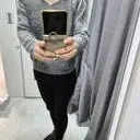 약간 까슬한 느낌윽 니트이구요..많이 늘어나는 소재인듯