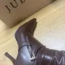 브라운.색상이.너무고급지고.광택도나고.디자인이날씬하게.