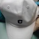 빳빳하긴한데 편하게 막 쓰기 좋아요~ 모자 하드캡이라 