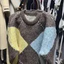 빈티지한 무드가 딱 살아있는 유니크한 아가일 니트예요.