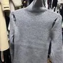 소재도 까슬거림 없이 부드러운 편이라 단독으로 입어도 