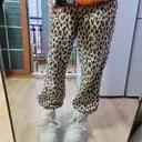 정사이즈 잘맞구요 굽이 무게감이 있어서 걸을때 운동화만