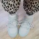 정사이즈 잘맞구요 굽이 무게감이 있어서 걸을때 운동화만