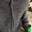 세일할때 저렴히 잘 구입했어요 
코트안에 받혀입기 좋아