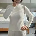 어깨 포인트로 색다른느낌입니다.. 하나만 입을때는 이쁜