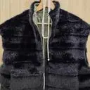 부드러운 퍼 소재와 따뜻한 누빔 안감이 겨울 데일리 아