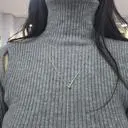 유니크한 무드가 돋보이는 트임 하이넥 골지 니트 폴라 