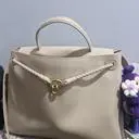 디자인 예쁘고 가죽도 괜찮아요. 여러 방식으로 들수있는