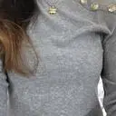 원단이 넘 부드럽고 단추 포인트 이뻐요
어깨 패드는 옷