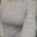 부드럽고 예쁜티 에요.
비침이 있어 속옷은 신경써야겠어