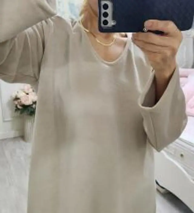 베이지색상..생각보다 더 고급스럽구요~ 우선..두께가 엄청 두껍고..기모 완전 빵빵하고