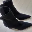 디자인 이쁘고 발 편하네요
가격은 좀... 비싼듯하지만