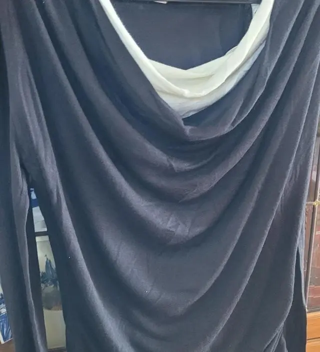 안쪽에 흰색 레이어드 되어있어서
