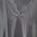 레이스가 고급스럽고
어깨폭이 좁지 않아서
민소매로 그냥