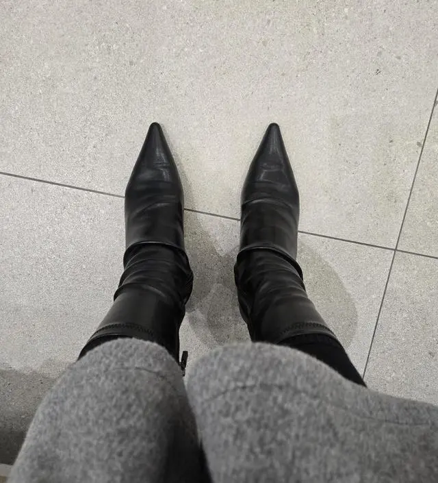 사이즈도 잘 맞고 앞코가 긴게 부츠 주름도 잡혀서 고급지고 이쁘네용~~~~