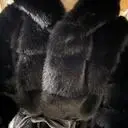 편하게 잘 입을 수 있어요. 
후드 달린 퍼 기다리고 