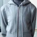 어깨 패드로 각을 살려줘서 전체적인 핏도 흐트러지지 않