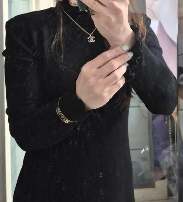 원피스 원단이 일단 많이 안 뚜꺼워 맘에 들구요..원단 끝부분에 목, 소매, 밑단 물결 