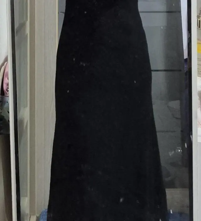 원피스 원단이 일단 많이 안 뚜꺼워 맘에 들구요..원단 끝부분에 목, 소매, 밑단 물결 