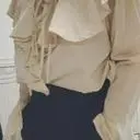 소매끝단이 너울너울  움직일때마다  예뻐요.
블랙슬랙스