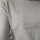 슬림한 골지 핏이라 몸라인 정리돼 보이고 여성스러워요.