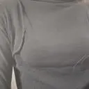 넥 부분이 너무 높지 않아 답답함 없이 세련된 느낌이고